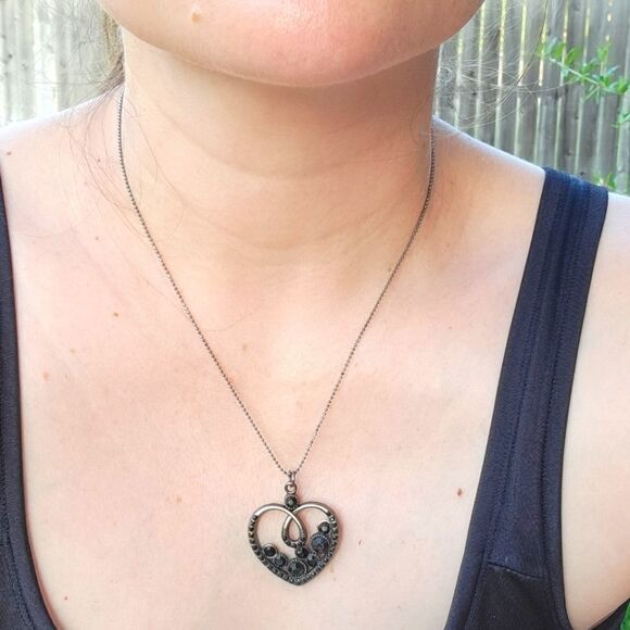 Elegant Gothic Heart Pendant Necklace - Picture 3 of 8